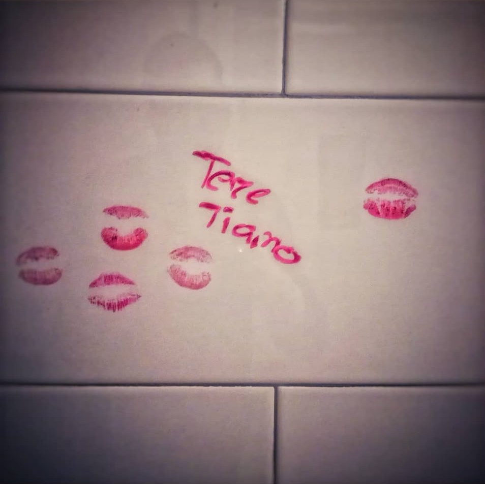 La parete delle firme del pub: Tere Tiamo
